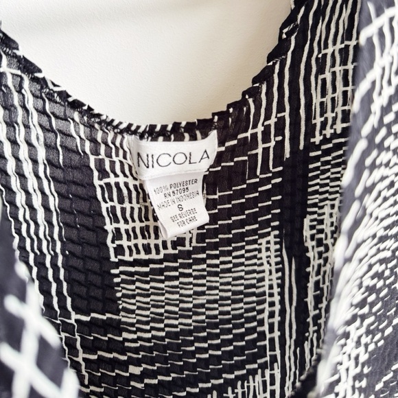 VINTAGE NICOLA Black and White Crinkle Pleat Tank Top Small - Picture 7 of 7